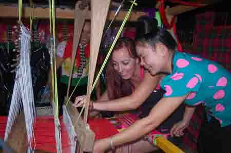 Du khách nước ngoài trải nghiệm văn hóa bản địa khi đến thị xã Nghĩa Lộ.
